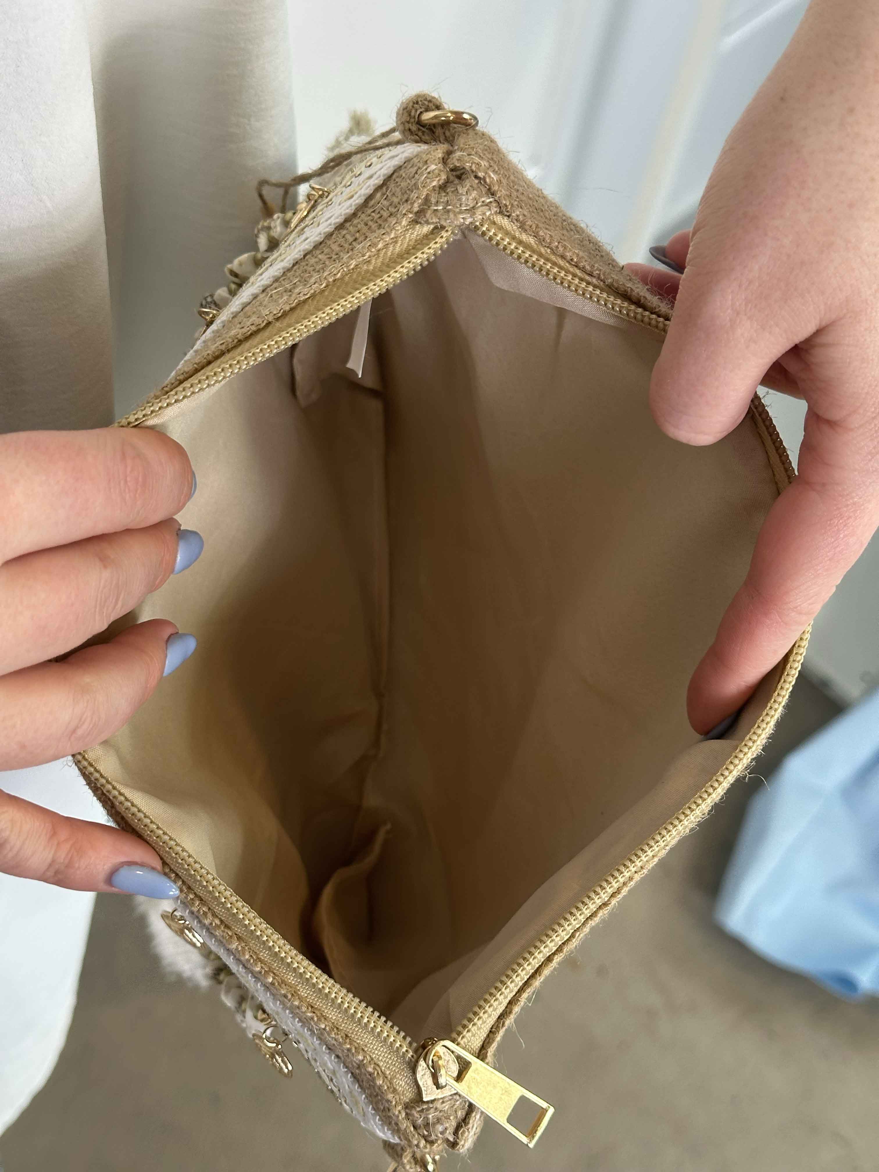 Callie - Clutch pyntet med muslinger og frynser